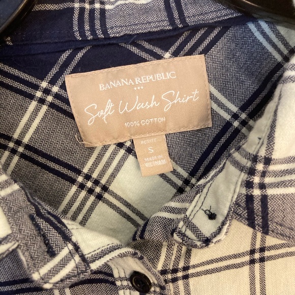 2 super soft Banana Republic Soft Wash Shirts - Picture 2 of 13